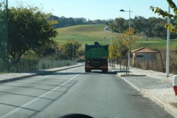 Se não moderar a velocidade numa descida de inclinação acentuada, pratico alguma infracção ao Código da Estrada? — pergunta R2Q0042 do exame de código IMT