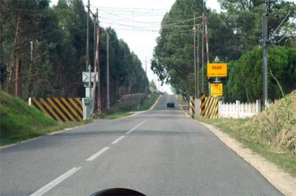 Estou obrigado a circular com velocidade moderada na passagem de nível? — pergunta R2Q0046 do exame de código IMT