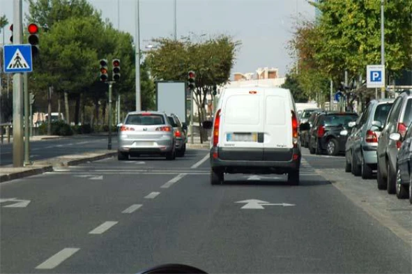 Encontrando-me numa localidade, posso transitar a velocidade superior a 50 km/h? — pergunta R2Q0048 do exame de código IMT