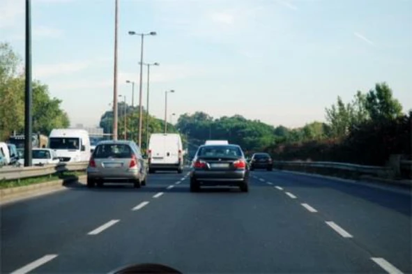 Ao circular nesta via com intensidade de trânsito, estou obrigado a moderar a velocidade do meu veículo? — pergunta R2Q0050 do exame de código IMT