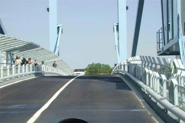 Um condutor está obrigado a moderar especialmente a velocidade quando circula nesta ponte. Concorda com esta afirmação? — pergunta R2Q0051 do exame de código IMT