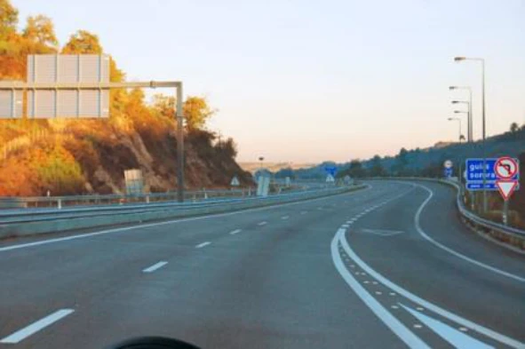Devo ceder a passagem a um veículo que transite em missão urgente de socorro e que pretenda entrar nesta auto-estrada. Concorda com a afirmação? — pergunta R2Q0072 do exame de código IMT