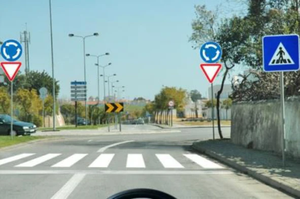 Os condutores que circulam numa rotunda devem ceder a passagem aos que nela vão entrar. — pergunta R2Q0078 do exame de código IMT
