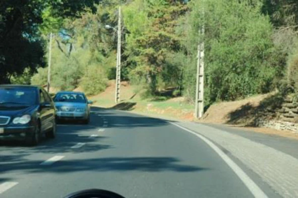Em vias congestionadas devo facilitar a passagem aos veículos que circulam em missão urgente de socorro ocupando, se necessário, a berma. — pergunta R2Q0079 do exame de código IMT