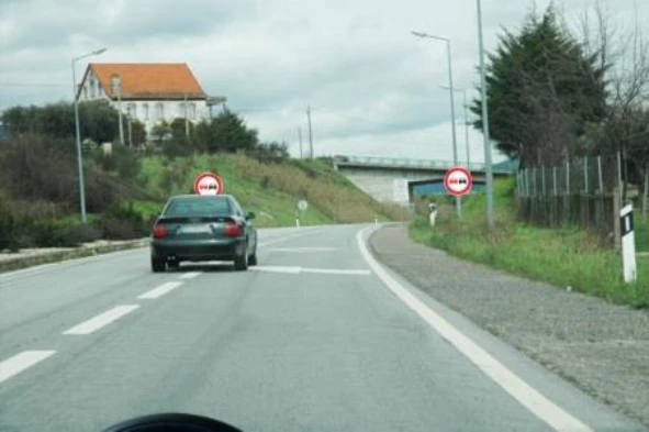As marcas rodoviárias que se encontram no pavimento indicam-me curva perigosa à esquerda. — pergunta R2Q0081 do exame de código IMT