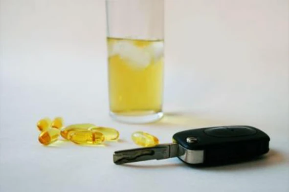 Ao ingerir álcool e medicamentos, em simultâneo, o condutor pode ver aumentado o efeito de ambas as substâncias na condução. — pergunta R2Q0085 do exame de código IMT