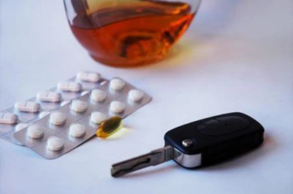 Existem medicamentos cuja ingestão pode influenciar a condução da mesma forma que o álcool. — pergunta R2Q0086 do exame de código IMT