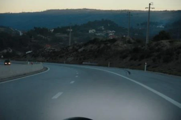 Sempre que seja obrigado a reduzir de forma súbita a minha velocidade devo utilizar as luzes de perigo. Esta afirmação é: — pergunta R2Q0096 do exame de código IMT