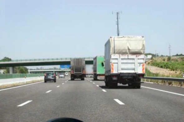 Os condutores de automóveis pesados de mercadorias ou conjuntos de veículos cujo comprimento exceda 7 m apenas podem circular nas duas vias de trânsito mais à direita. — pergunta R2Q0099 do exame de código IMT
