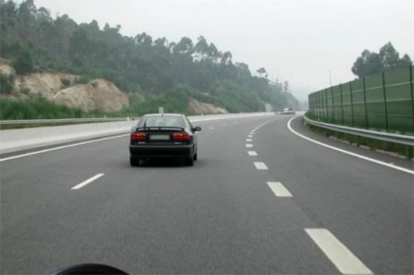 Em auto-estrada devo adaptar a velocidade do meu veículo em função das características e estado da via? — pergunta R2Q0100 do exame de código IMT