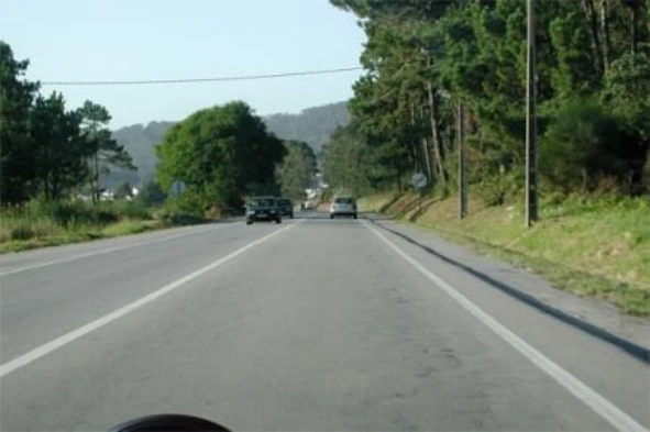 Ao circular fora de uma localidade em marcha lenta, o condutor de um automóvel pesado deve manter em relação ao veículo que circula à sua frente uma distância mínima de 50 metros. — pergunta R2Q0101 do exame de código IMT