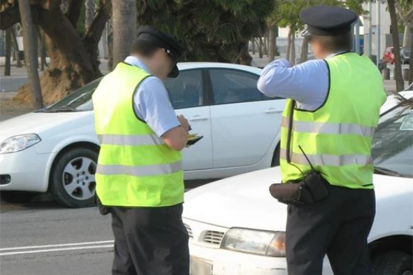 Devo saber que se conduzir um veículo a motor na via pública sem estar habilitado pratico um crime punido com pena de prisão. — pergunta R2Q0110 do exame de código IMT