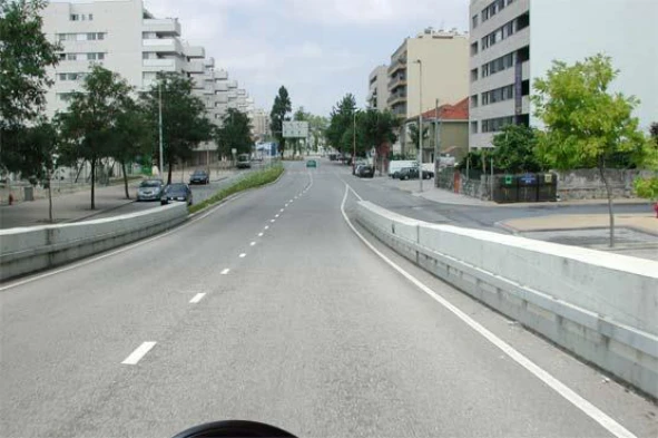 Dentro das localidades, a velocidade máxima permitida, para um automóvel ligeiro de mercadorias com ou sem reboque, é de 50 Km/h. — pergunta R2Q0112 do exame de código IMT