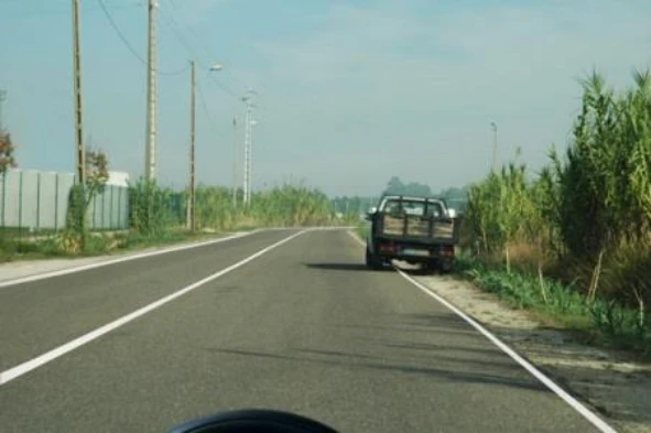 O automóvel ligeiro de mercadorias está correctamente estacionado? — pergunta R2Q0114 do exame de código IMT