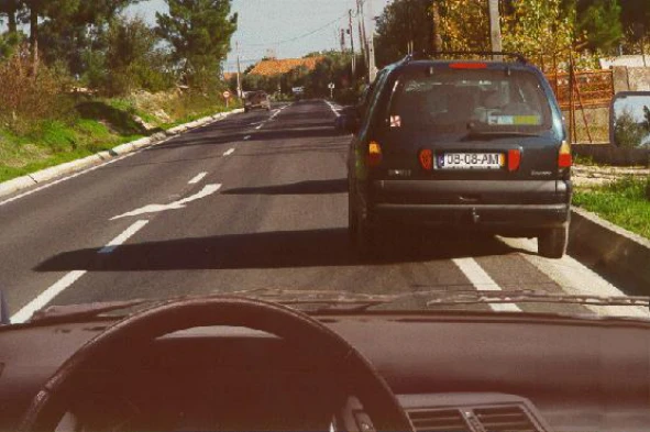 O condutor pode estacionar sobre a guia? — pergunta R2Q0150 do exame de código IMT