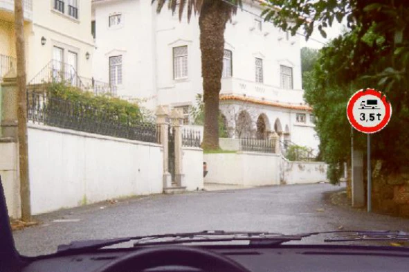 Na via onde se encontra este sinal pode transitar um automóvel pesado de passageiros com 6.000 kg de tara? — pergunta R2Q0153 do exame de código IMT