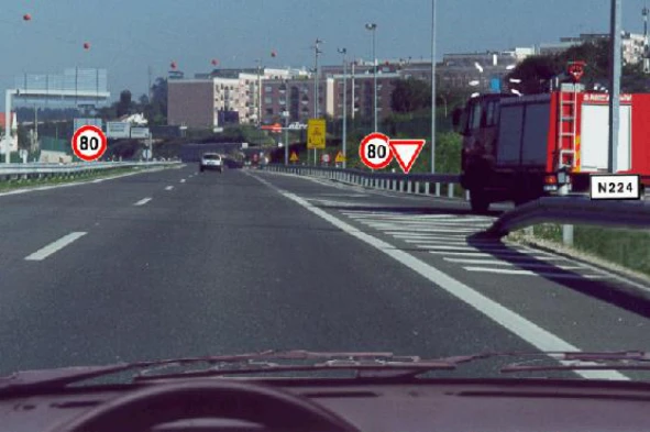Neste local, posso circular a 80 Km/h? — pergunta R2Q0157 do exame de código IMT