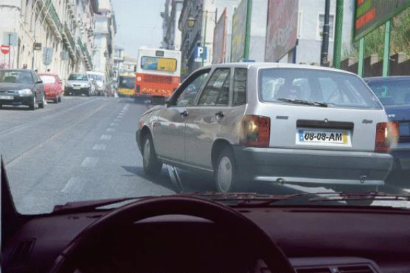 Sempre que se verifique uma grande intensidade de trânsito o estacionamento é proibido. — pergunta R2Q0222 do exame de código IMT