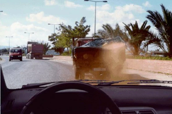 O veículo à minha frente circula com a carga bem acondicionada? — pergunta R2Q0228 do exame de código IMT