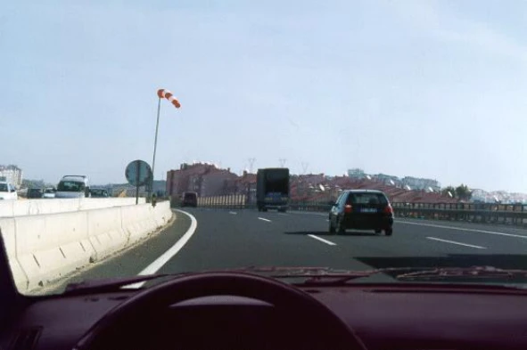 Circulo correctamente se conduzir um automóvel pesado de passageiros e estiver a ultrapassar? — pergunta R2Q0232 do exame de código IMT