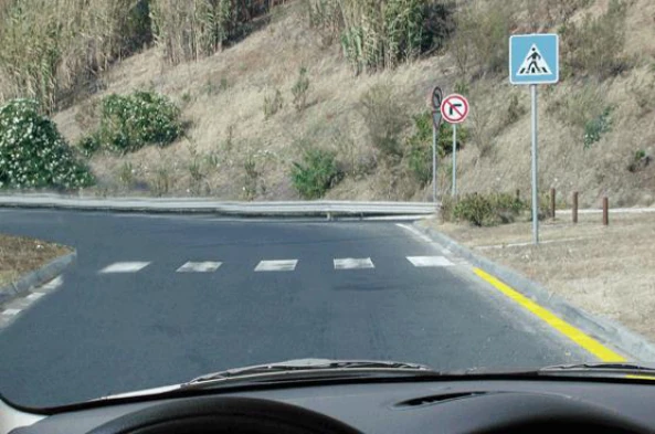 Todas as marcas rodoviárias de cor amarela têm carácter temporário. — pergunta R2Q0281 do exame de código IMT