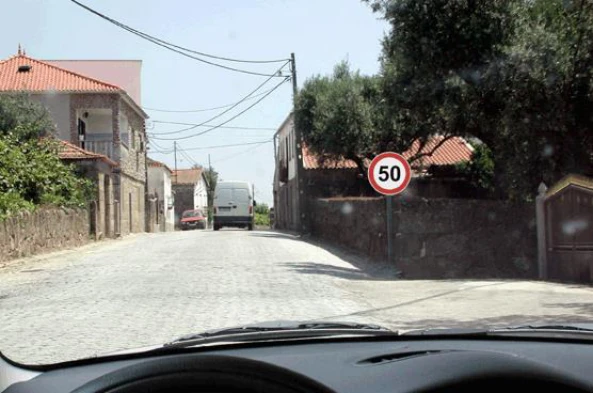 Dentro das localidades a velocidade máxima permitida, para todos os automóveis, é sempre de 50 km/h. — pergunta R2Q0285 do exame de código IMT