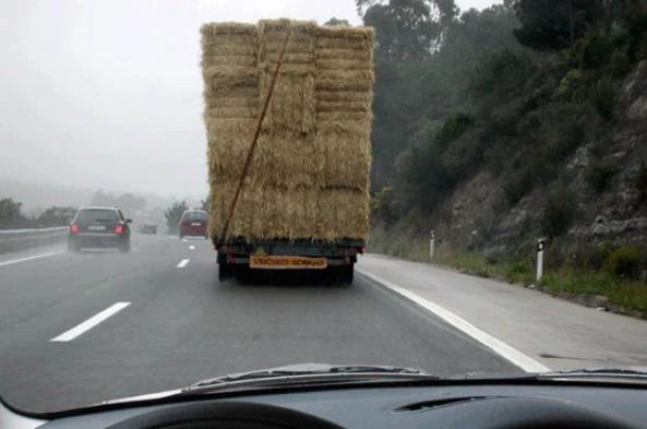 O transporte de mercadorias nunca poderá constituir embaraço para os outros utentes. — pergunta R2Q0295 do exame de código IMT