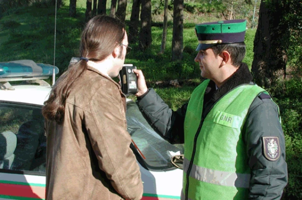 A condução sob influência do álcool é um factor negativo para o correcto desempenho da tarefa da condução. — pergunta R2Q0301 do exame de código IMT