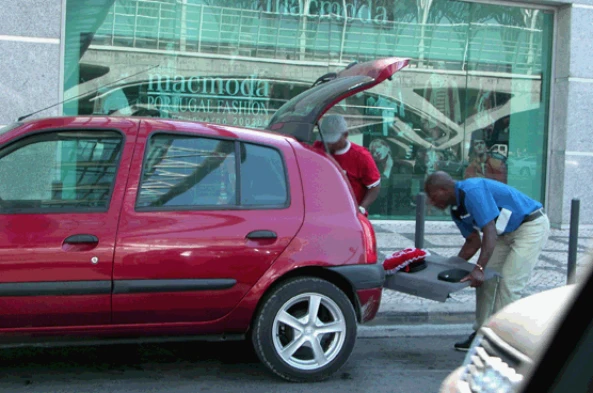 Os condutores devem evitar qualquer manobra que possa causar embaraço no trânsito. — pergunta R2Q0305 do exame de código IMT