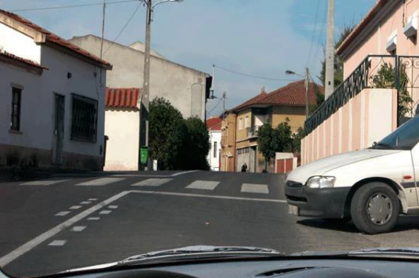 Nesta situação em que o outro condutor sai dum caminho particular, fico obrigado a ceder a passagem? — pergunta R2Q0330 do exame de código IMT