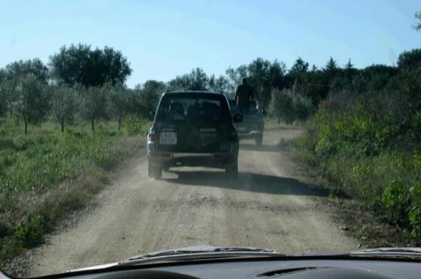 Quando a aderência ao piso é menor, a distância de paragem aumenta e a velocidade deve: — pergunta R2Q0332 do exame de código IMT
