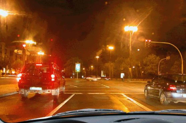 A visibilidade condiciona a velocidade a que o veículo deve circular. — pergunta R2Q0333 do exame de código IMT