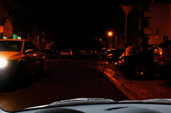 Sempre que a iluminação de um local não é suficiente, posso utilizar as luzes de estrada. — pergunta R2Q0338 do exame de código IMT