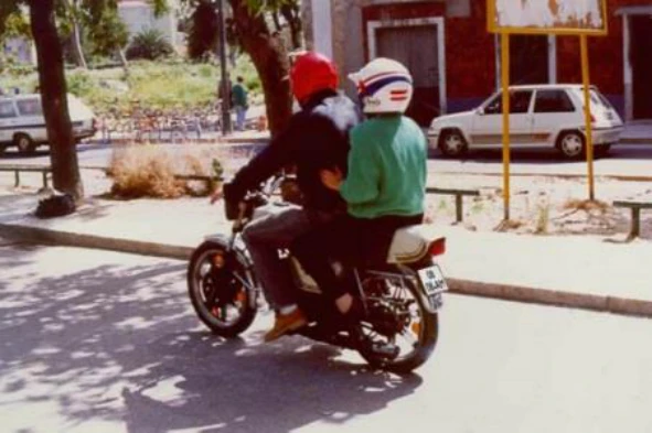Nos motociclos, a utilização do capacete de protecção só é obrigatória para o condutor e passageiros com idade superior a 12 anos. — pergunta R2Q0365 do exame de código IMT
