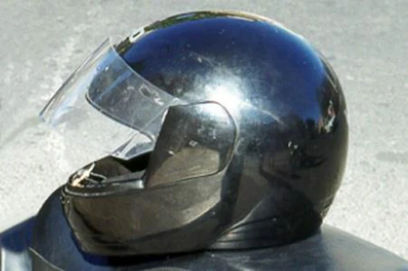 O capacete de protecção só é obrigatório para o condutor de motociclos. — pergunta R2Q0366 do exame de código IMT