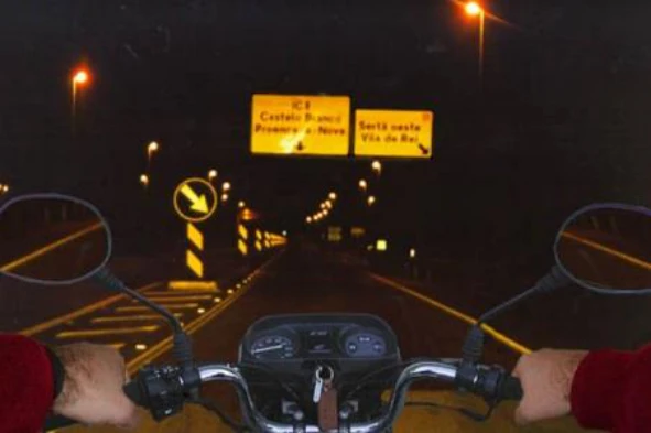 Em condução nocturna devo utilizar, se possível, vestuário com equipamento retro-reflector. — pergunta R2Q0368 do exame de código IMT