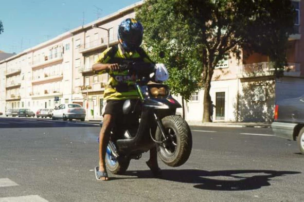 O condutor deste ciclomotor procede correctamente? — pergunta R2Q0370 do exame de código IMT