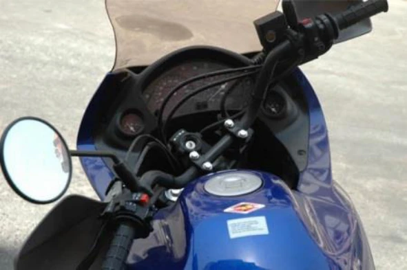 O condutor de um motociclo pode conduzir com uma das mãos fora do guiador? — pergunta R2Q0373 do exame de código IMT