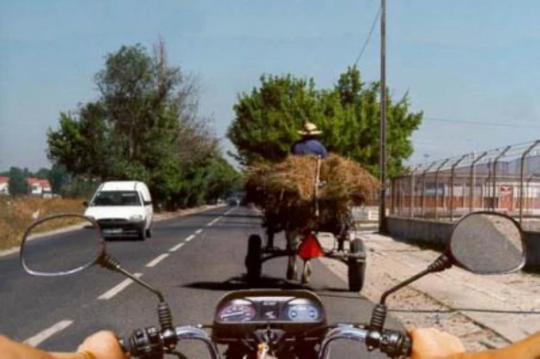 Neste local, porque a berma direita tem largura suficiente posso utilizá-la para ultrapassar o veículo de tracção animal. — pergunta R2Q0380 do exame de código IMT