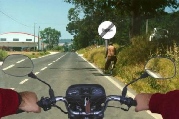 Nesta situação, posso ultrapassar o condutor do velocípede? — pergunta R2Q0381 do exame de código IMT