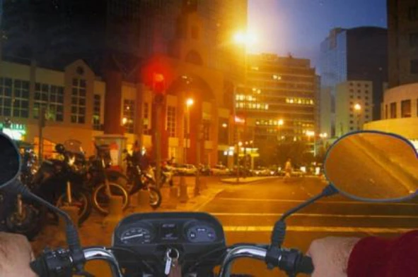 Os motociclos devem obedecer às mesmas regras de estacionamento previstas para automóveis. — pergunta R2Q0387 do exame de código IMT
