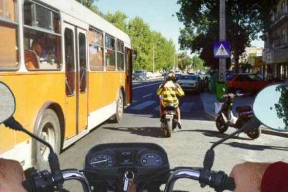 Nesta situação o condutor do ciclomotor pode ultrapassar o autocarro pela direita? — pergunta R2Q0389 do exame de código IMT