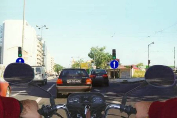 Pretendo seguir em frente. Posso avançar entre os veículos das vias da esquerda e da direita — pergunta R2Q0391 do exame de código IMT