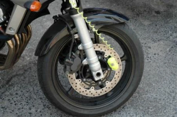 Nos motociclos, os pneus de origem devem ser substituídos por outros mais largos. — pergunta R2Q0399 do exame de código IMT