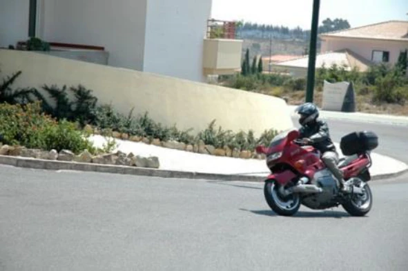 Regra geral, do ponto de vista das capacidades físicas do condutor, a condução de motociclos é mais exigente que a de automóveis. — pergunta R3Q0003 do exame de código IMT