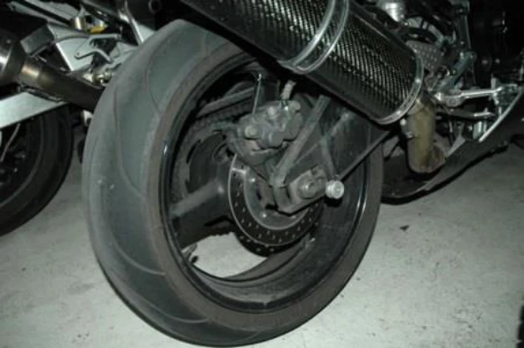 As partes laterais dos pneus dos motociclos são submetidas a maior esforço, sempre que: — pergunta R3Q0010 do exame de código IMT