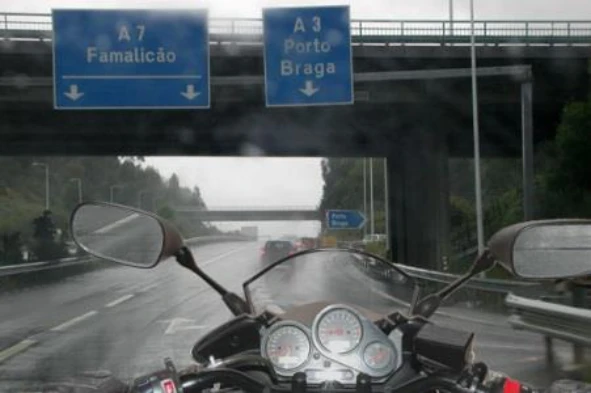 Na condução com chuva e bastante frio, devo preferir a utilização de: — pergunta R3Q0017 do exame de código IMT