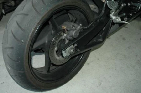 Pode dizer-se que os motociclos são considerados instáveis por causa da fraca aderência dos pneus? — pergunta R3Q0018 do exame de código IMT