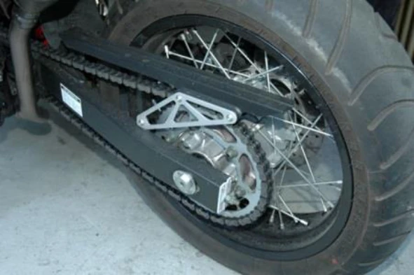 A separação do pneu da jante, no caso dos motociclos, pode ocorrer: — pergunta R3Q0026 do exame de código IMT