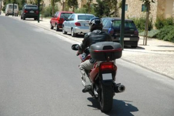 As luvas mais aconselhadas a um motociclista são as que: — pergunta R3Q0031 do exame de código IMT